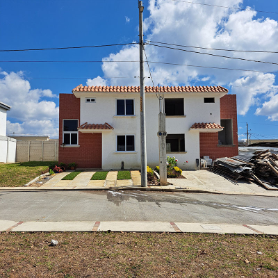 Se vende moderna casa de 3 dormitorios en Hacienda las Mercedes II, San Jose Pinula
